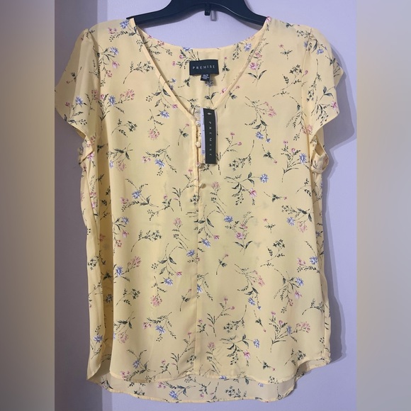 *NWT* Premise‎ Woman’s size Medium Yellow Floral Blouse - Picture 1 of 4
